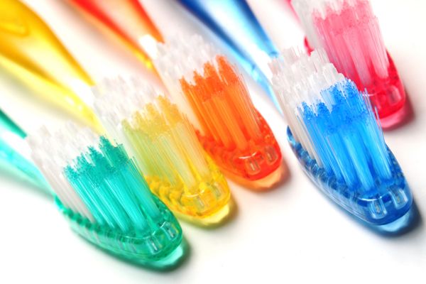 Arte e Face As escovas dentais apresentam-se contaminadas por microrganismos?  As escovas dentais, após serem utilizadas para a higiene bucal uma única vez, por 1 a 4 minutos, e armazenadas em condições...