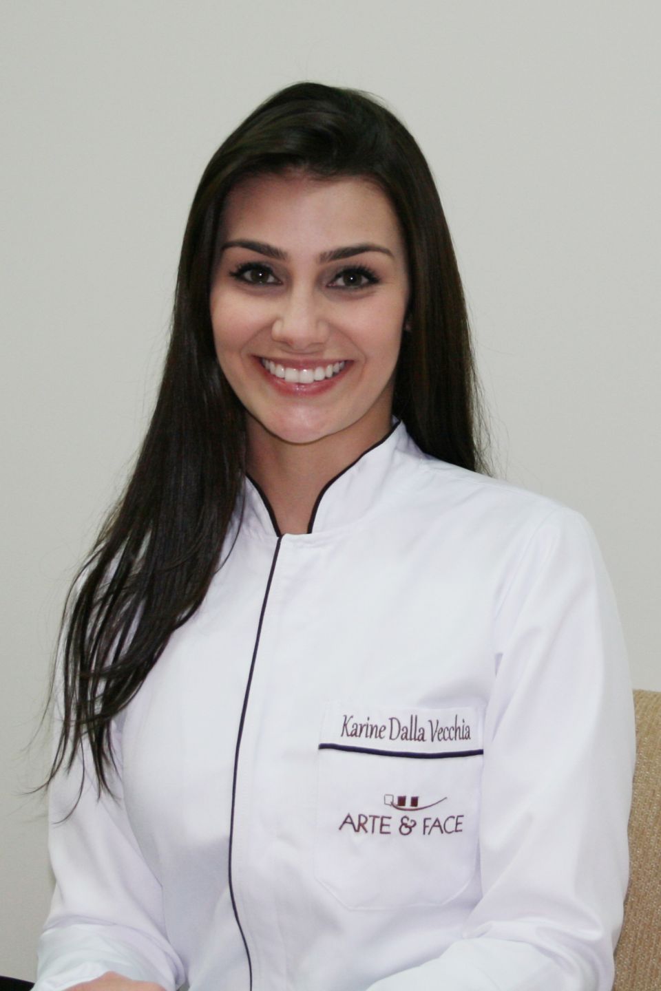 Arte e Face Karine Dalla Vecchia iniciou a graduação em Odontologia em 2010, na Universidade Comunitária da Região de Chapecó -UNOCHAPECO. Na graduação atuou como monitora de Dentística e...